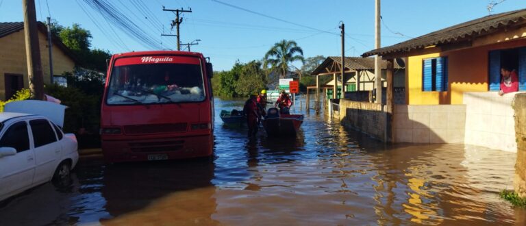 Defesa Civil atende moradores que negaram deixar casas no Passo do Seringa