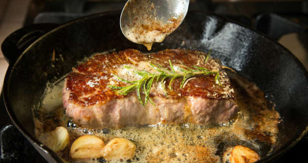 Passos para alcançar um bife que remete aos sabores de um restaurante, feito em casa