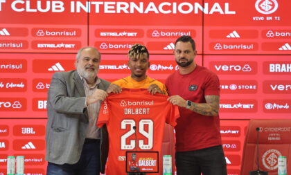 Dalbert é apresentado pelo Internacional