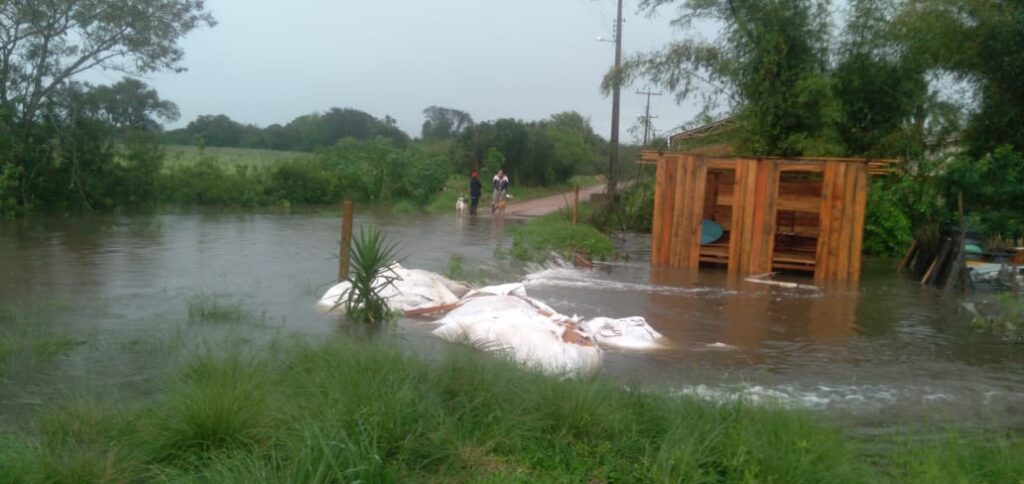 Água invade casas no Piquiri / Crédito: OC/Reprodução