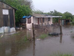 FLAGRANTES: ÁGUA INVADE RESIDÊNCIAS NA VILA PIQUIRI