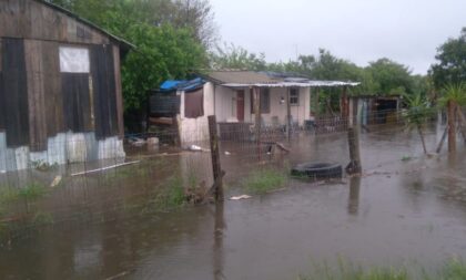 FLAGRANTES: ÁGUA INVADE RESIDÊNCIAS NA VILA PIQUIRI