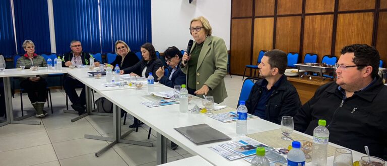 Zilá Breitenbach apresenta projetos para qualificar a educação em Cachoeira do Sul