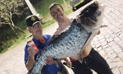 Carpa de 28 quilos é pescada no Rio Jacuí, em Cachoeira do Sul