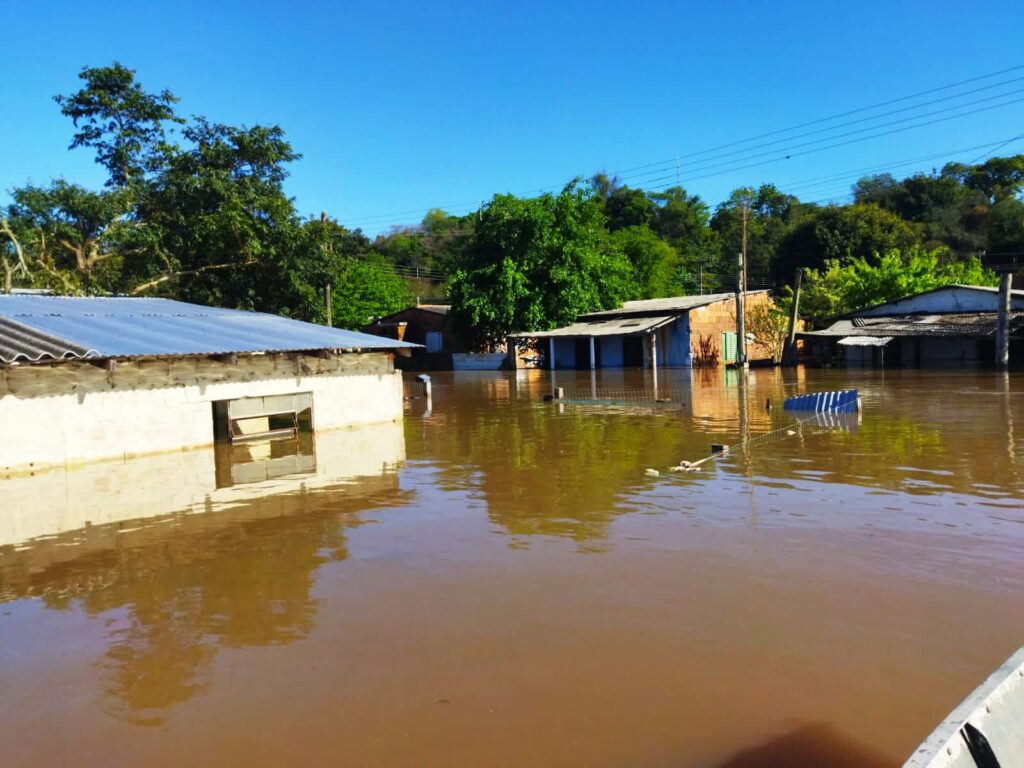 Cheia resulta em remoções de moradores / Crédito: Ass. Com.