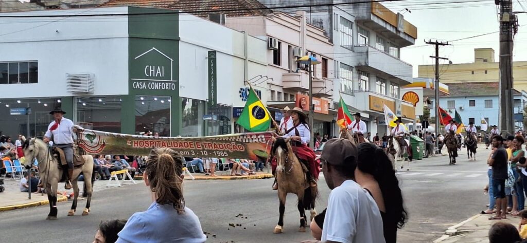 Desfile Farroupilha de Cachoeira do Sul foi marcado pela solidariedade e valorização da cultura gaúcha / Fotos: Milos Silveira