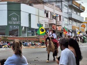 Gauchada reverencia as tradições em desfile na Rua Júlio