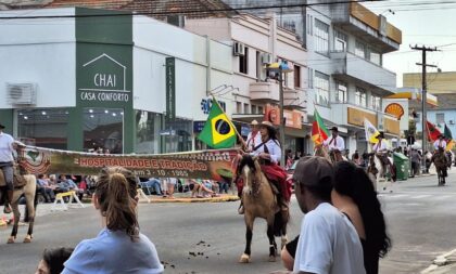 Gauchada reverencia as tradições em desfile na Rua Júlio