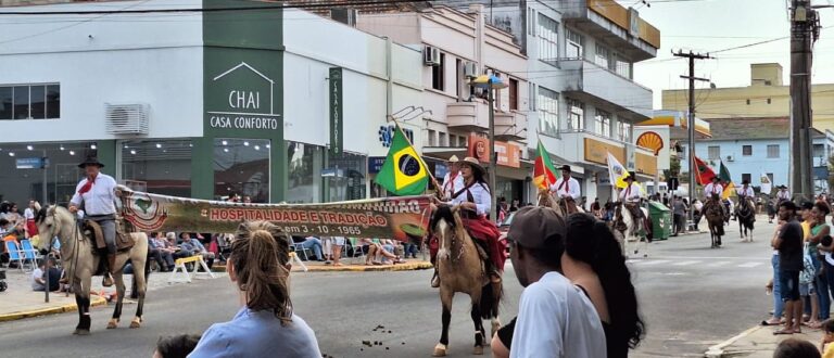 Gauchada reverencia as tradições em desfile na Rua Júlio