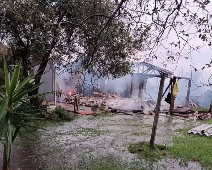 Casa atingida por raio em Encruzilhada do Sul / Crédito: Corpo de Bombeiros