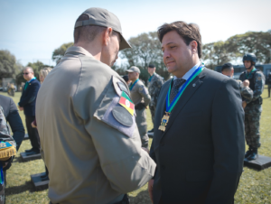 Presidente Alberto Guerra recebe Comenda do 1º Batalhão de Polícia de Choque