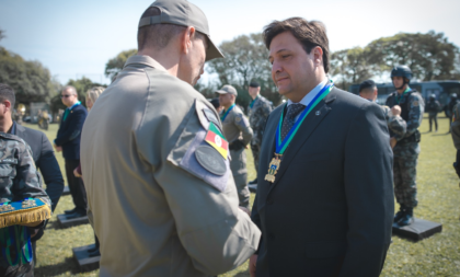 Presidente Alberto Guerra recebe Comenda do 1º Batalhão de Polícia de Choque