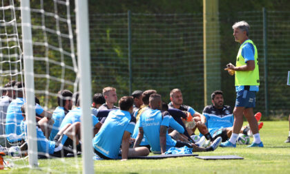 Técnico Renato Portaluppi comanda treino com portões fechados em Atibaia