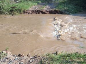 Ponte da Água Morna foi levada após arroio transbordar