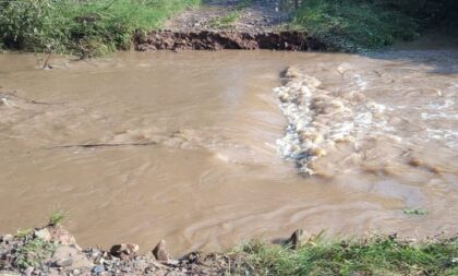 Ponte da Água Morna foi levada após arroio transbordar