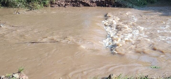 Ponte da Água Morna foi levada após arroio transbordar