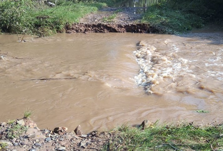 Ponte da Água Morna foi levada / Crédito: Ass. Com.