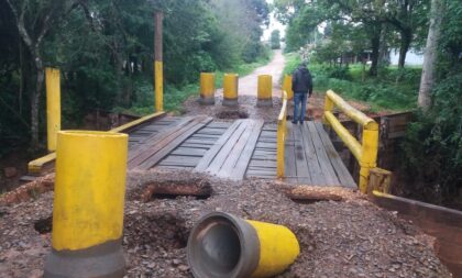 Chuvarada interrompe ponte no Bairro Augusta