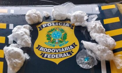 PRF apreende droga para 1,2 mil porções ao tráfico na BR-290