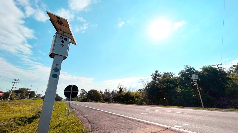 Radares na RSC-287: cinco novos controladores são instalados. Somados aos já existentes, são nove os pontos de controle eletrônico de velocidade no trecho / Foto: Rota de Santa Maria/Divulgação