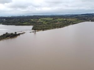 Cheia do Rio Jacuí interrompe aulas e isola comunidades