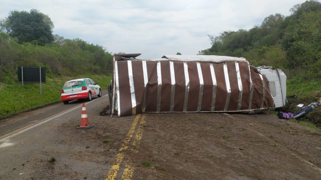 Caminhão envolvido em acidente na BR-290 / Crédito: Reprodução