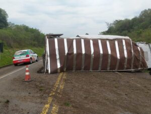 Caminhão tomba na BR-290 e deixa dois feridos