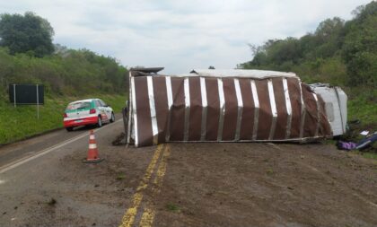 Caminhão tomba na BR-290 e deixa dois feridos