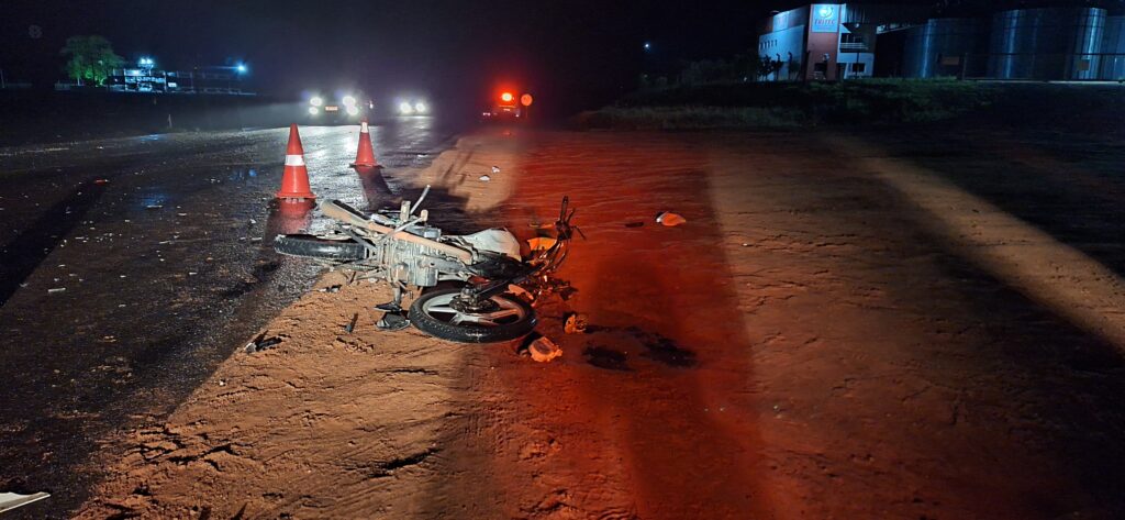 Acidente na BR-153 deixou motociclista com suspeita de fratura no pé / Foto: Milos Silveira/OC