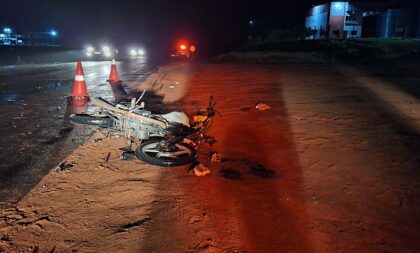 Motociclista fica ferido em acidente na BR-153