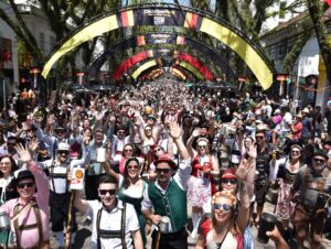 WEB STORIES: Desfile temático da Oktoberfest conquista público