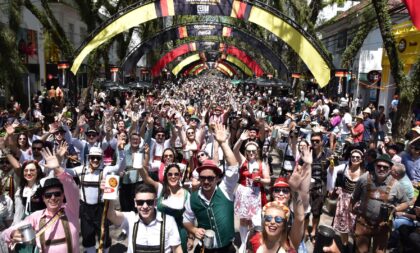 WEB STORIES: Desfile temático da Oktoberfest conquista público