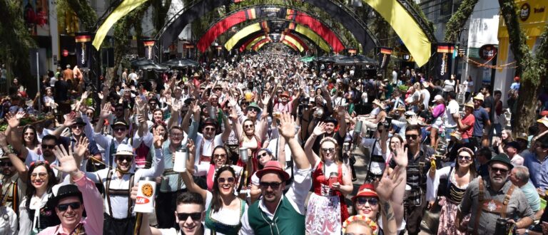 WEB STORIES: Desfile temático da Oktoberfest conquista público