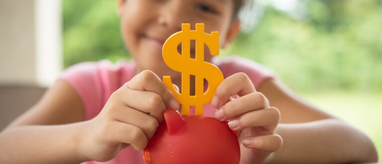 WEB STORIES: Como ensinar a cuidar do dinheiro de forma divertida para crianças?
