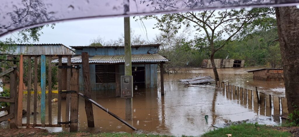 Água voltou a invador casas e alagar ruas / Crédito: Milos Silveira/OC