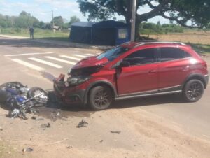 Colisão entre carro e moto deixa uma pessoa ferida