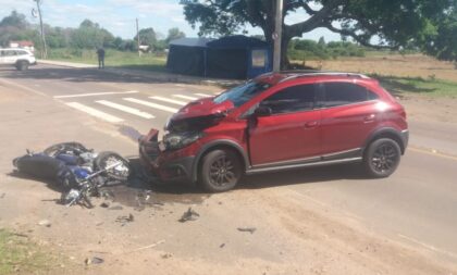 Colisão entre carro e moto deixa uma pessoa ferida