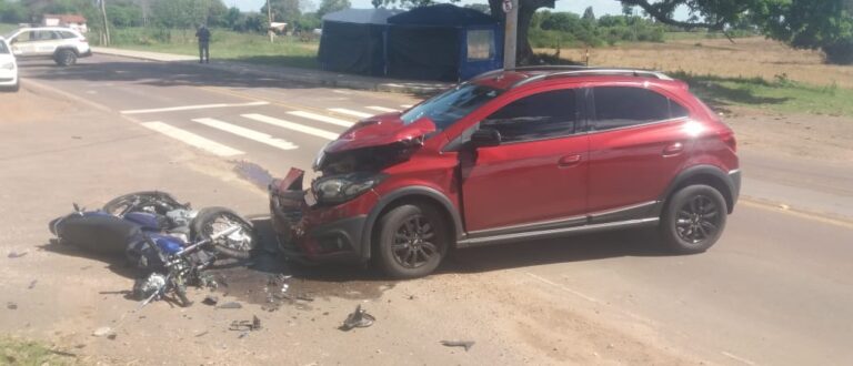 Colisão entre carro e moto deixa uma pessoa ferida