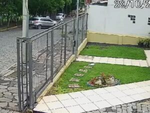 Flagrante em vídeo: motociclista gravemente ferida é transferida para HCB