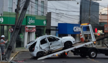 Acidente deixa motorista ferido na sinaleira da Júlio