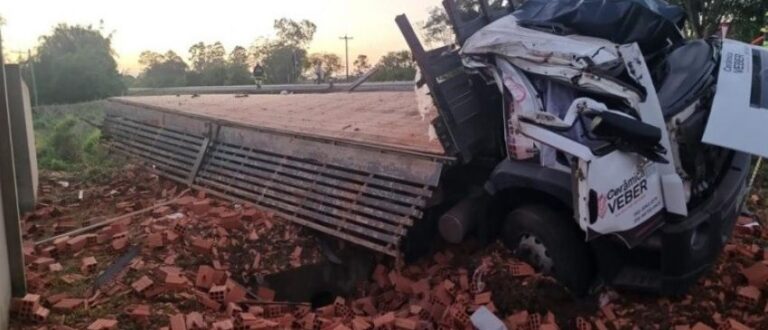 Carga de tijolos: condutor de caminhão morre em acidente na RSC-287