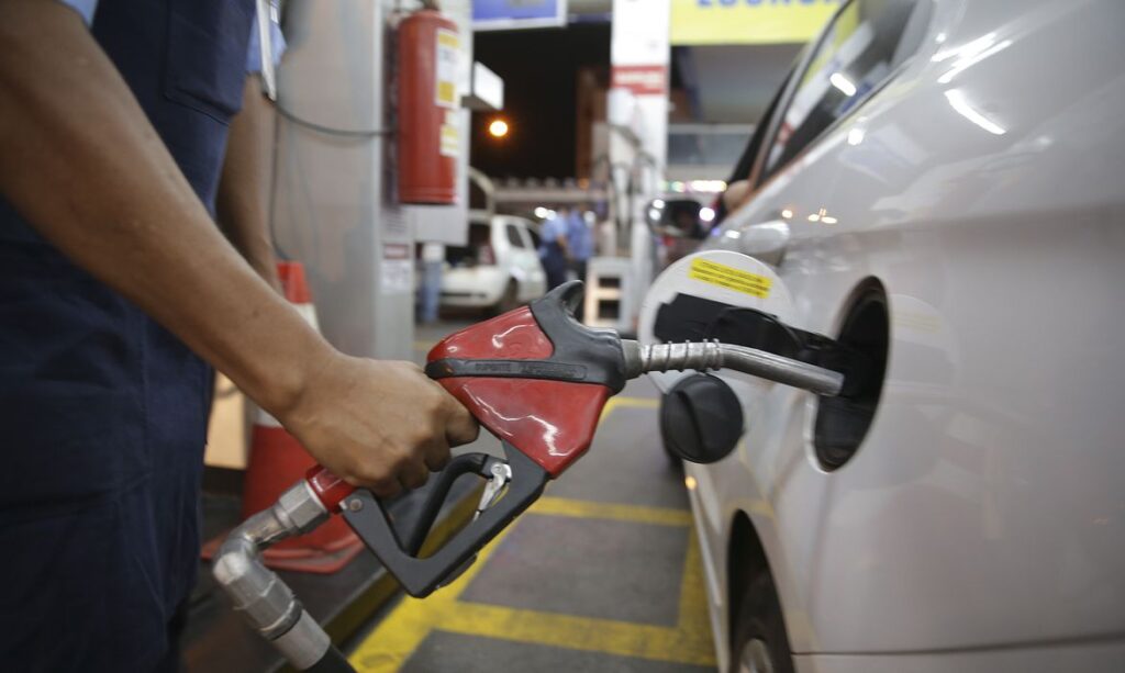 Combustíveis: Petrobras define percentuais de redução e aumento nos preços da gasolina e do diesel, respectivamente / Foto: Marcello Casal Jr/Ag. Brasil