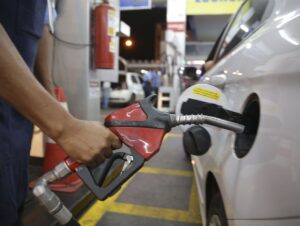 Petrobras reduz preço da gasolina em 4% e reajusta diesel em 6,6%