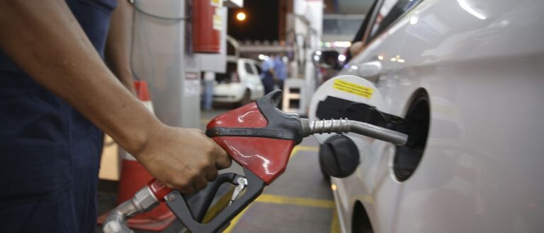 Petrobras reduz preço da gasolina em 4% e reajusta diesel em 6,6%