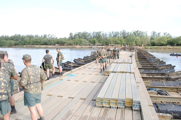 3º BECmb já montou ponte temporária no Rio Jacuí ligando a Praia Velha da Rua Moron à Praia Nova em exercício militar / Fotos: 3º BECmb/Divulgação