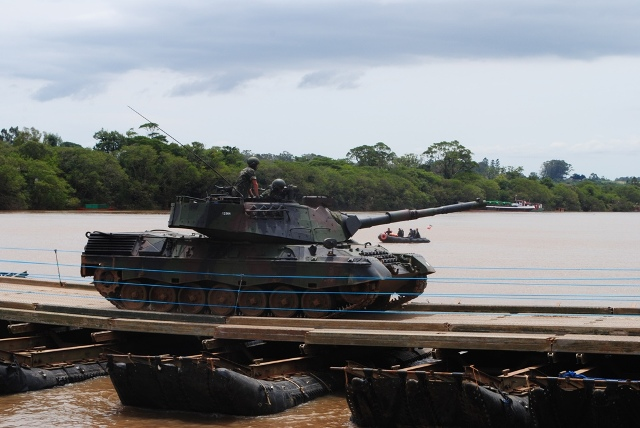 Ponte móvel montada pelo 3º BECmb é empregada em exercícios que simulam grandes operações militares