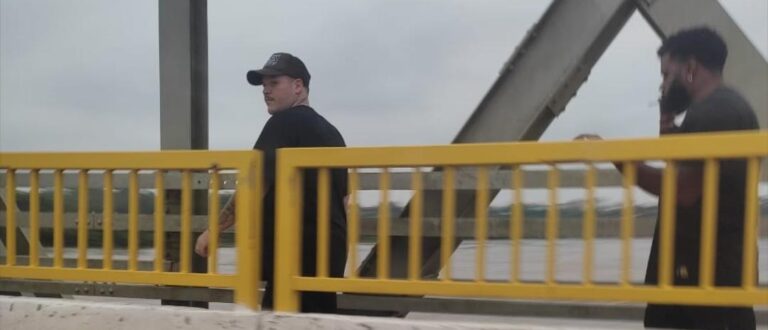 Cantor Ferrugem atravessa a pé após fiscalização na Ponte do Fandango