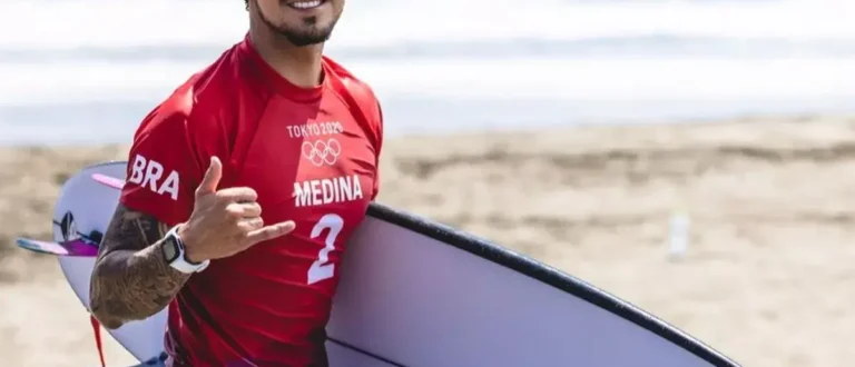 Gabriel Medina curte altinha nas areias de São Conrado