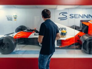 Charles Leclerc visita escritório da Senna Brands