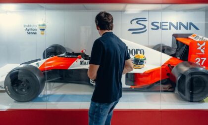 Charles Leclerc visita escritório da Senna Brands